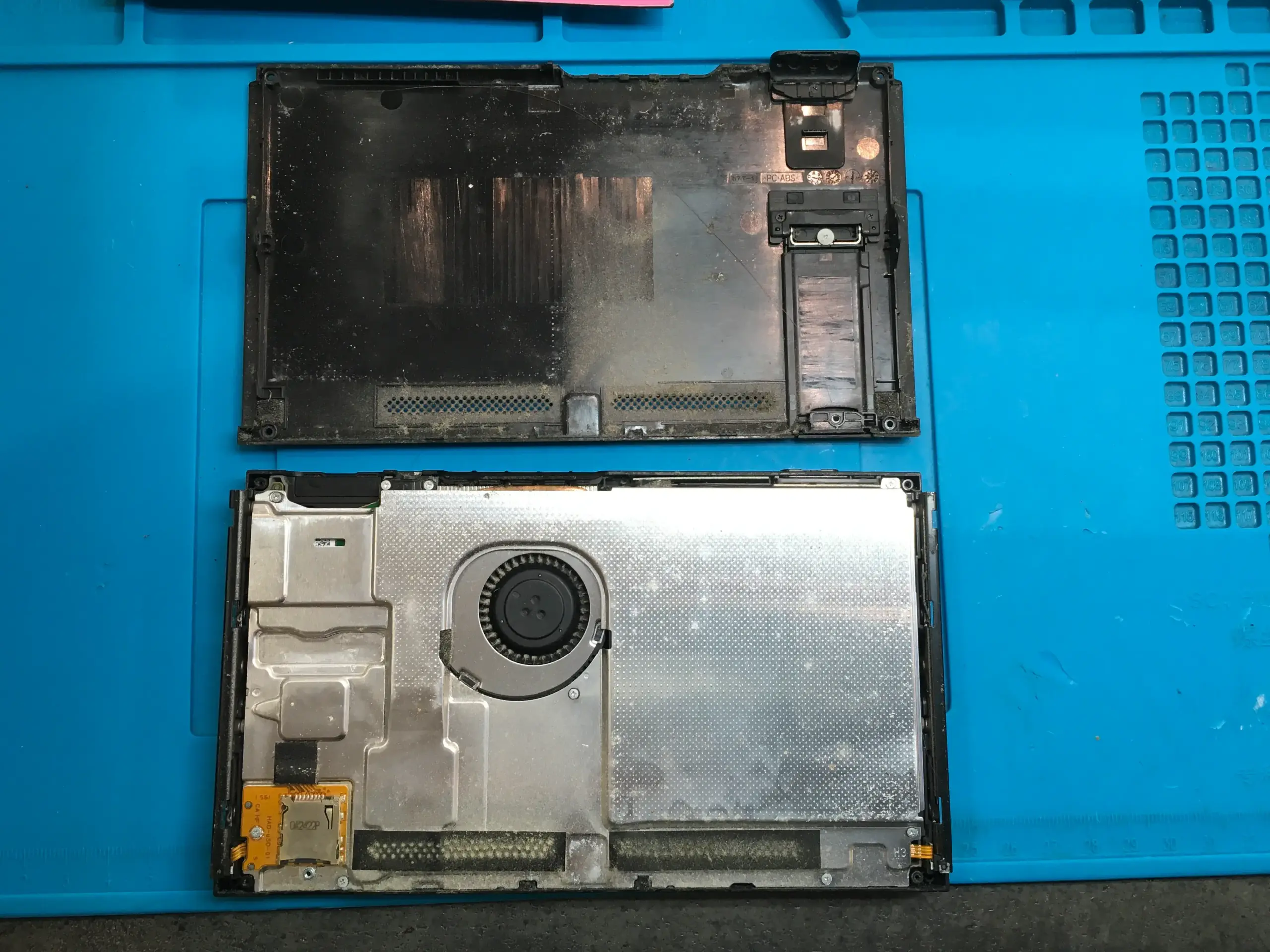 Switchの背面を分解します